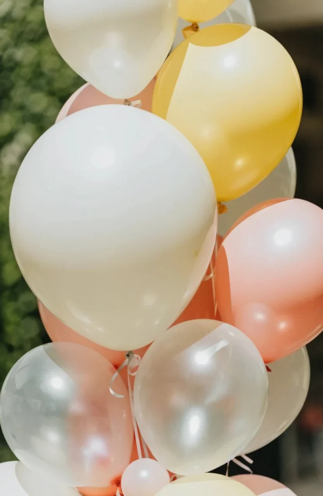 -balloon-cluster-in-varying-sizes-tie