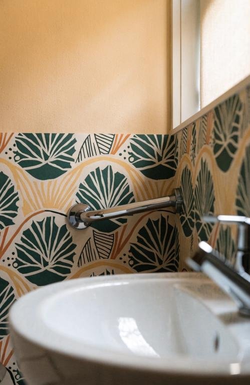 close-up-of-patterned-wallpaper-on-the-lower