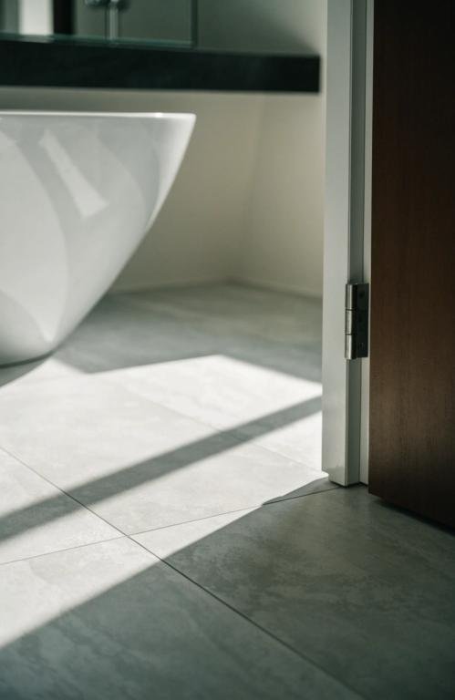 close-up-of-large-format-light-gray-porcelain