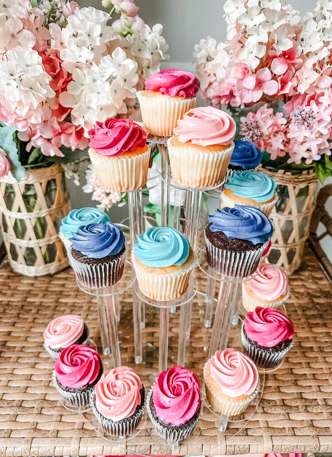 Cupcakes with pink and blue frosting as a table centerpiece